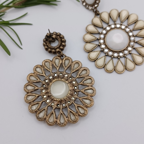 Vintage Avon Large Flower Earrings - Picture 7 of 8